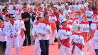 Keduanya ditemani Iriana Jokowi dan Mufidah Jusuf Kalla berlenggok ke kiri dan kanan mengikuti instruktur senam (Foto: Andhika Prasetia/detikcom)