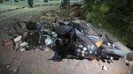 Penampakan Motor Tertimpa Reruntuhan di Bali Akibat Gempa