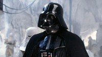 Helm Darth Vader. Para fans dari film Star Wars memang terkenal fanatik dan royal. Beberapa perangkat seperti miniatur sampai pedang dijual sampai harga puluhan juta. Namun untuk  Helm Darth Vader pada episode Empire Strikes Back Star Wars dijual dengan harga US$  115.000 atau setara Rp 1,6 miliar. Istimewa/Destinationluxury.