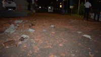 Genteng atap bangunan salah satu pusat perbelanjaan berjatuhan akibat gempa, di Denpasar, Bali, Minggu (5/8) (Foto: ANTARA FOTO/Wira Suryantala)