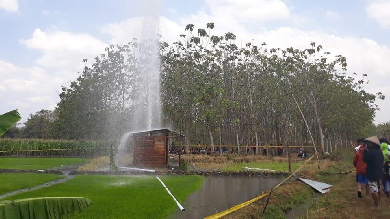 Geger Semburan Air Berpasir Setinggi 30 Meter di Ngawi Geger Semburan Air Berpasir Setinggi 30 Meter di Ngawi