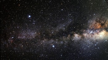 Teori lain menyebut jika kini manusia dan alien sudah sangat jauh terpisah di luar angkasa. Foto: NASA