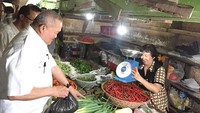 Belanja cabai di pasar tradisional di Palembang. Kayaknya Alex ini hobi jalan-jalan ke pasar sambil belanja ya. Foto: instagram @alexnoerdin.id