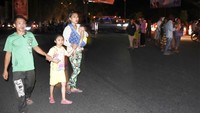 Warga berlarian panik saat gempa di Mataram Foto: ANTARA FOTO/Ahmad Subaidi)