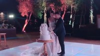 Ini momen saat Aryo dan Sachi memotong kue pernikahan. (Foto: Instagram Mulan Jameela)