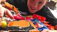 Di atas tumpukan cokelat, ekspresi Cruz kelihatan bahagia banget ya? Foto: Instagram cruzbeckham