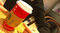 Minum hot chocolate di London, sayangnya barista coffee shop nggak bisa mengeja nama Cruz nih. Kok jadi Crush? Foto: Instagram cruzbeckham
