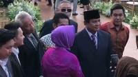 Ketum Gerindra Prabowo Subianto hadir di pernikahan Aryo Djojohadikusumo yang merupakan keponakannya. Aryo adalah anak Hashim Djojohadikusumo, adik Prabowo. Di acara pernikahan, Prabowo yang memakai jas dan peci itu diajak berfoto oleh para tamu (Foto: Instagram Erika Jennings)