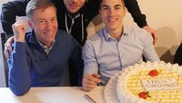 Berfoto dengan Valentino Rossi, Macerick Vinales Rulz pun tampak sangat senang di hadapannya sudah ada cake berukuran besar yang dipersembahkan untuk dirinya. Foto: Instagram @maverickvinales25