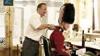 Ini waktunya liburan. Euro star pakai iklan prajurit penjaga istana cukuran yang artinya bebas tugas untuk liburan sementara. Istimewa/Allthatsinteresting.