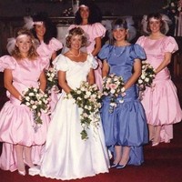 Gaun bervolume yang dikenakan pengiring pengantin ini membuat tubuh mereka terlihat lebih gemuk. Foto: Dok. Bored Panda