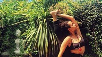 Nathalie gemar melakukan yoga di manapun dia berada. Foto: Instagram/nathalieemmanuel
