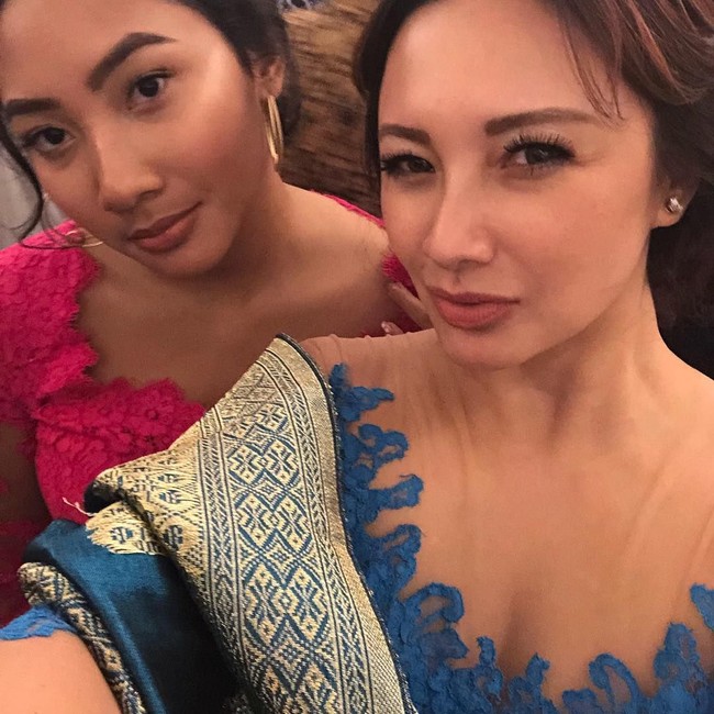 Tak lupa, Tata menyempatkan foto selfie dengan putrinya, Gayanti Hutami. Sang putri juga tampil manis mengenakan kebaya fuschia. Foto: Instagram/@tatacahyani