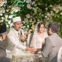 Hari yang ditunggu-tunggu Tasya Kamila dan Randi Bachtiar akhirnya tiba. Keduanya melangsungkan akad nikah pada Minggu (5/8/2018) di Hotel Ritz-Carlton Kuningan, Jakarta. Tasya pun tampil memukau dengan kebaya putih. Foto: Instagram/@thebridestory