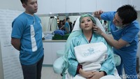 Ini jadi salah satu cara agar wajah Sarwendah terlihat mulus. Foto: Ismail/detikHOT