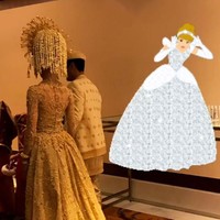 Perpaduan adat tradisional dan modern, Varsha mengenakan suntiang di kepala, sementara baju pengantinnya berupa gaun dengan siluet kebaya bernuansa emas. Tampak mewah karena bertabur payet dan hiasan bordir. Foto: Instagram Story/@wiraramanto