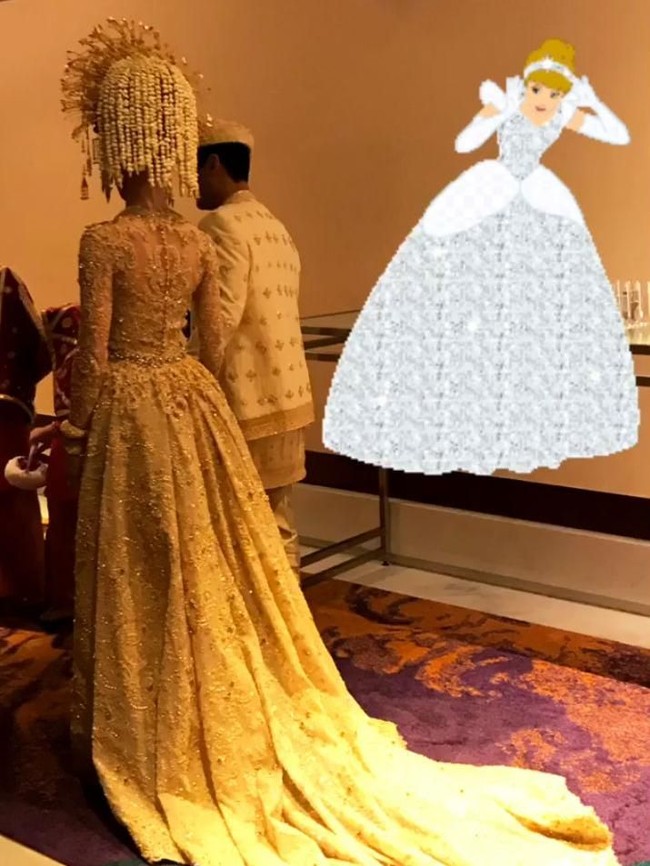 Perpaduan adat tradisional dan modern, Varsha mengenakan suntiang di kepala, sementara baju pengantinnya berupa gaun dengan siluet kebaya bernuansa emas. Tampak mewah karena bertabur payet dan hiasan bordir. Foto: Instagram Story/@wiraramanto