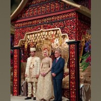 Untuk resepsi pernikahan, Panji dan Varsha memilih adat Minang. Keduanya tampil tampan serta cantik saat menjalani prosesi adat. Foto: Instagram Story