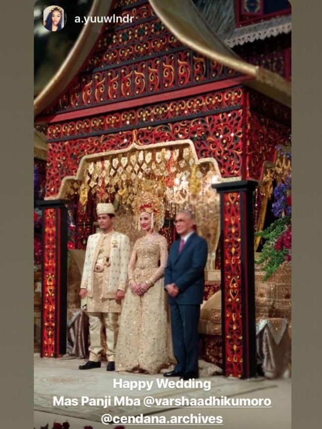 Untuk resepsi pernikahan, Panji dan Varsha memilih adat Minang. Keduanya tampil tampan serta cantik saat menjalani prosesi adat. Foto: Instagram Story