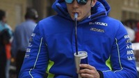  Sedang menikmati minuman berenergi. Pria 23 tahun ini tetap keren dengan gayanya yang casual. Foto: Instagram @maverickvinales25