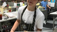 Siapa sangka kalau Cruz juga tertarik coba masak! Ini gaya Cruz usai belajar membuat cokelat.Foto: Instagram cruzbeckham