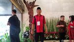 Gaya Merah-merah Caleg PDIP: Kapitra, Johan Budi hingga Angel Karamoy