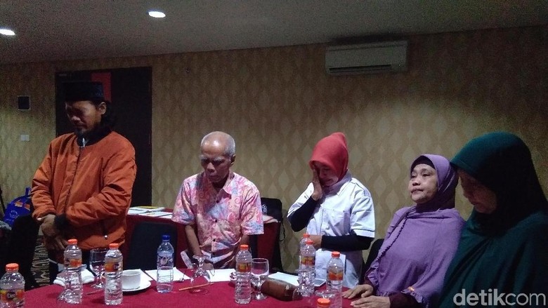 Isak Tangis Pecah di Peringatan 15 Tahun Tragedi Bom JW Marriot Isak Tangis Pecah di Peringatan 15 Tahun Tragedi Bom JW Marriot