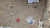 Ada pula yang meletakkan dua foto dalam satu kantong plastik transparan. (Foto: Fajar Pratama/detikcom)