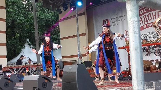 Kagumnya Warga Moskow Lihat Tari Piring di Festival Indonesia