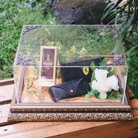 Tasya Kamila juga memberikan seserahan balasan untuk Randi Bahctiar. Penyanyi yang meraih gelar S-2 dari Universitas Columbia Amerika Serikat itu memberikan seserahan balasan berupan kacamata hitam dari Rayband dan parfum 1 Million Prive. Foto: Instagram/@seserahanindonesia