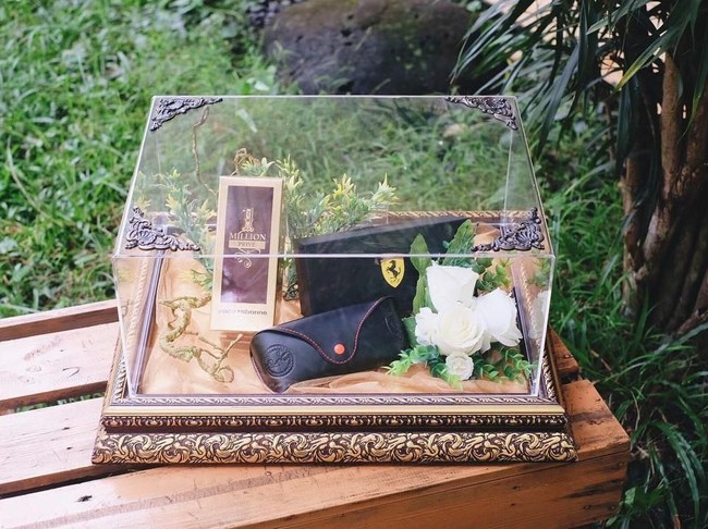 Tasya Kamila juga memberikan seserahan balasan untuk Randi Bahctiar. Penyanyi yang meraih gelar S-2 dari Universitas Columbia Amerika Serikat itu memberikan seserahan balasan berupan kacamata hitam dari Rayband dan parfum 1 Million Prive. Foto: Instagram/@seserahanindonesia