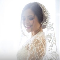 Sanggul sederhana dengan bagian depan rambut yang dibiarkan menjuntai, membingkai wajah imut Tasya dengan sempurna. Woko, adalah hairstylist di balik tatanan rambut wanita 25 tahun ini. Foto: Instagram/@thebridestory