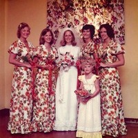 Gaun para bridesmaid ini terlihat seperti gorden motif bunga yang jadi latar belakang foto mereka. Foto: Dok. Bored Panda