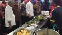Saat presiden Jokowi menyambangi Palembang, Alex mengajaknya mencicip soto Bang Rio. Terlihat presiden sedang melihat komposisi soto sebelum menyantapnya. Foto: instagram @alexnoerdin.id
