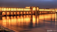 Jembatan Khaju, Iran dibangun oleh Raja Persia, Shah Abbas II, pada abad ke-17. Jembatan yang memiliki 23 lengkungan ini juga berfungsi sebagai bendungan. Istimewa/List25.