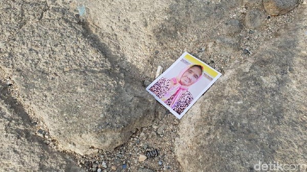 Penampakan Foto-foto Bertebaran di Jabal Rahmah