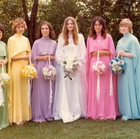 Kostum-kostum bridesmaid jadul dari era 60-an sampai 80-an ini, justru membuat para pengiring pengantin lebih menonjol ketimbang pengantinnya. Ikut tren pada masanya, atau memang sengaja dipilih agar penampilan mereka terlihat konyol? Foto: Dok. Bored Panda