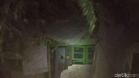 Gempa membuat rumah-rumah di Mataram rusak di bagian depannya. Foto: Hary-detik