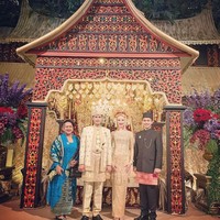 Panji Trihatmodjo dan Varsha Strauss menggelar resepsi pernikahan, Sabtu (4/8/2018). Sebelumnya pada Jumat (3/8/2018), keduanya sukses melaksanakan akad nikah. Ini sederet momen sakral tapi seru pernikahan cucu Soeharto. Foto: Instagram Story/@wiraramanto