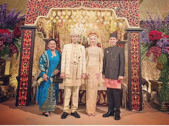 Panji Trihatmodjo dan Varsha Strauss menggelar resepsi pernikahan, Sabtu (4/8/2018). Sebelumnya pada Jumat (3/8/2018), keduanya sukses melaksanakan akad nikah. Ini sederet momen sakral tapi seru pernikahan cucu Soeharto. Foto: Instagram Story/@wiraramanto