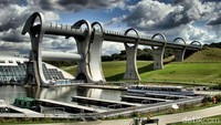 Jembatan Roda Falkirk di Skotlandia memiliki desain yang sangat futuristik. Ini adalah lift perahu pertama dan satu-satunya di dunia. Strukturnya benar-benar dapat berputar 180 derajat dan dilengkapi dengan dua kunci yang memiliki terowongan sepanjang 168 m yang muncul di ujung 2 roda. Perahu di bagian bawahnya berlayar ke terowongan-terowongan ini, strukturnya kemudian berputar, mengangkat perahu ke atas kanal. Istimewa/List25.