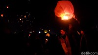 Tak hanya satu lampion, ada traveler yang menyiapkan lima lampion yang akan diterbangkan saat DCF. Sebab, jika salah satu lampion rusak akibat terbakar mempunyai cadangan (Uje Hartono/detikTravel)