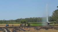Kini semburan air yang menyembur belum surut.
