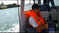 1. Deki Bermana (putih) si penyelundup BBM ilegal, diamankan di Pelabuhan Tanjung Benoa, Sabtu (4/8). (Foto: dok. istimewa)