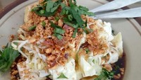 Kalau di KTM Pelopor Blablak, Magelang kupat tahu ditaburi gerusan kacang goreng yang renyah gurih. Foto : Instagram @gottarhadit