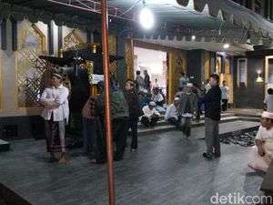 Gempa NTB, Jemaah Salat Isya di Masjid Berhamburan