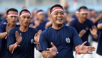 Senyum ceria menghiasi wajah para napi yang mengikuti senam poco-poco.
