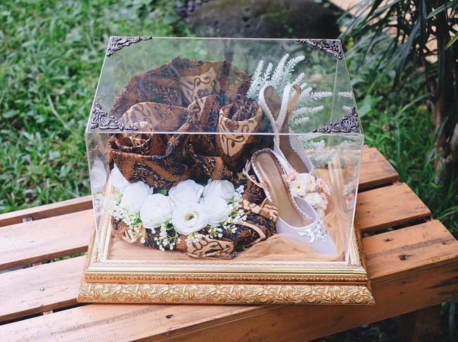 High heels berwarna silver menjadi seserahan berikutnya dari Randi untuk Tasya Kamila. Seserahan Indonesia mempercantik hantaran tersebut dengan hiasan kain batik. Foto: Instagram/@seserahanindonesia