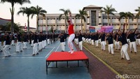 Para napi kompak mengikuti gerakan-gerakan instruktur senam.