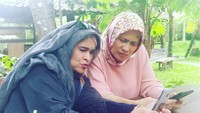 Bersantai di kafe yang sejuk dan rimbun, jadi cara Neno menghabiskan waktu luangnya bersama teman dan keluarga.Foto: Instagram @nenowarismanofficial